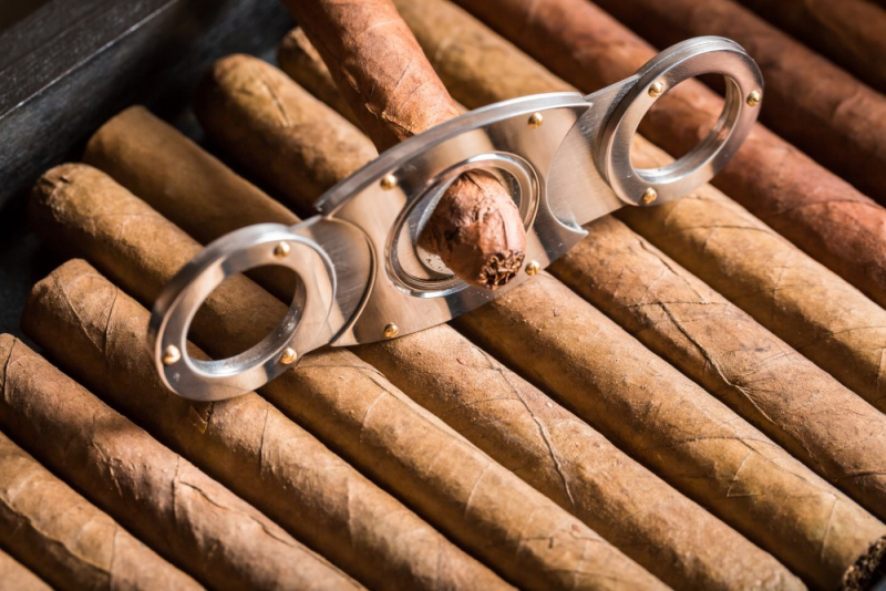 Doutník je tabákový výrobek, smotek usušeného a fermentovaného tabáku